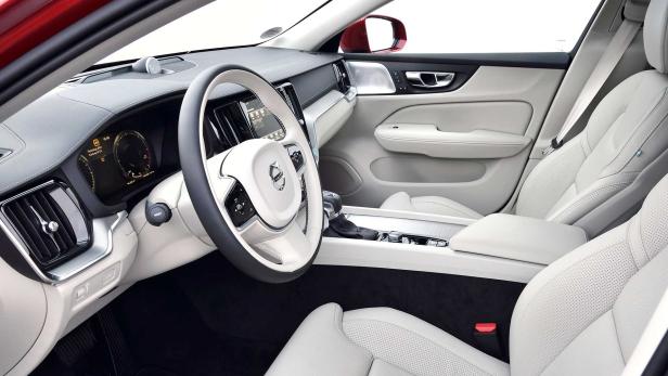 Innenraum eines Volvo mit hellen Ledersitzen und einem weißen Lenkrad.