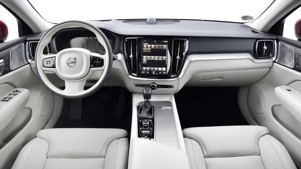Das Interieur eines Volvo mit weißem Leder und einem zentralen Touchscreen.