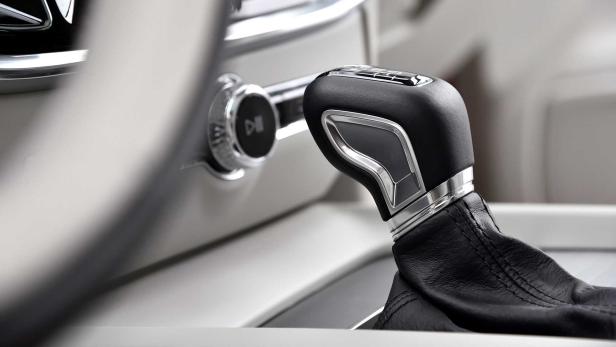 Nahaufnahme des Automatik-Schalthebels eines Autos.