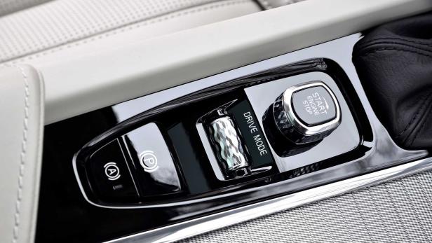 Nahaufnahme der Bedienelemente für Fahrmodus und Motorstart in einem Auto.