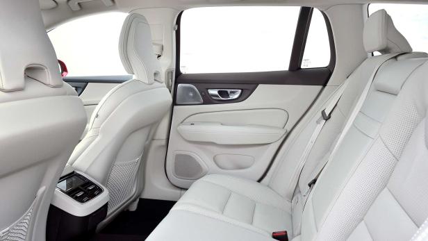 Der Innenraum eines Autos mit hellen Ledersitzen.