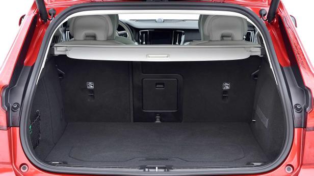 Der leere Kofferraum eines roten Autos mit Gepäckraumabdeckung.