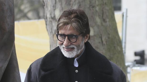 Amitabh Bachchan mit Brille und dunklem Mantel.
