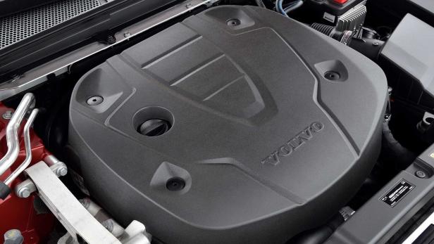 Detailansicht des Motors eines Volvo-Fahrzeugs.