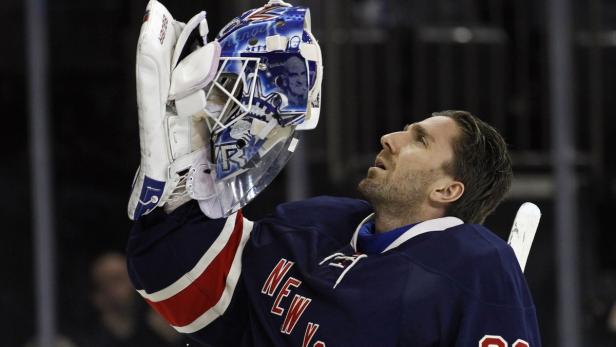 Ein Eishockeytorwart der New York Rangers blickt mit seiner Maske nach oben.