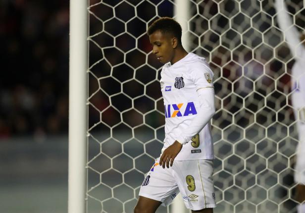 Soccer Football - Copa Libertadores - Argentina's Independiente v Brazil's Santos