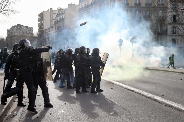 Gelbwesten-Proteste in Paris: Demonstrant verlor Hand