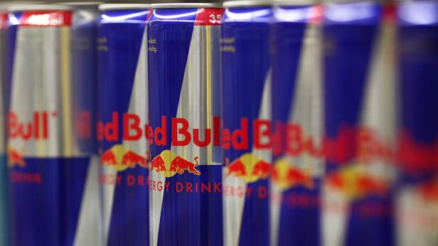 Mehrere Dosen Red Bull Energy Drink stehen nebeneinander.
