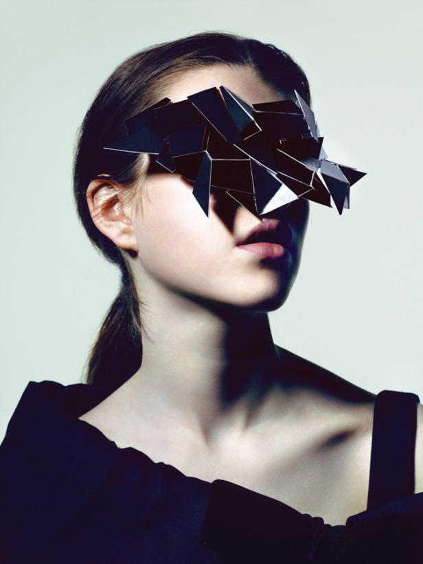 Eine Frau trägt eine futuristische, geometrische Augenmaske.