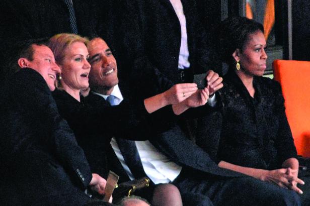 Barack Obama macht mit anderen ein Selfie.