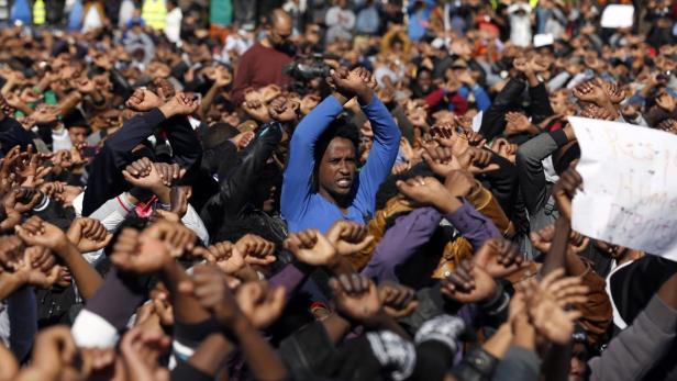 Zehntausende Migranten umzingeln die Knesset