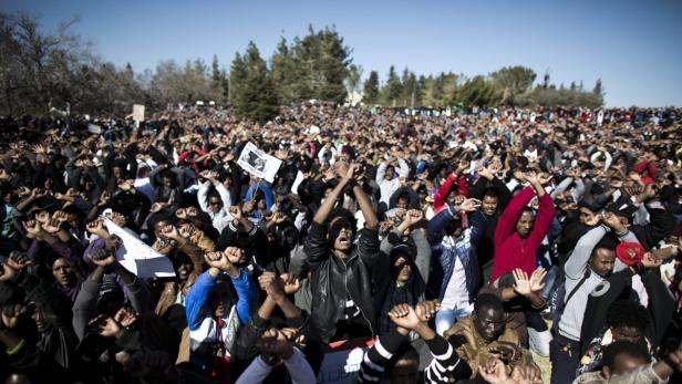Zehntausende Migranten umzingeln die Knesset
