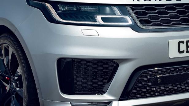 Detailansicht der Frontpartie eines silbernen Range Rover Sport.