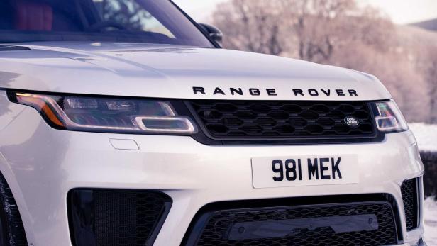Nahaufnahme der Frontpartie eines weißen Range Rover mit dem Kennzeichen 981 MEK.