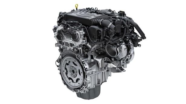 Ein detailliertes Bild eines modernen Automotors auf einem weißen Hintergrund.