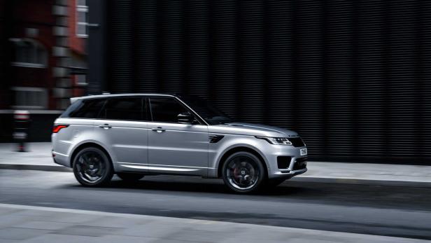 Ein silberner Range Rover fährt auf einer städtischen Straße.