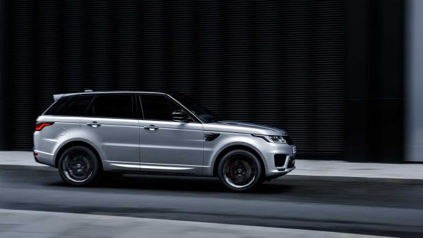 Ein silberner Range Rover Sport fährt auf einer Straße entlang.