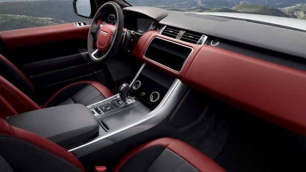 Innenansicht eines Range Rover mit roter Lederausstattung.