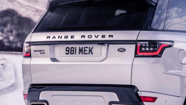 Die Rückansicht eines weißen Range Rover Sport mit dem Kennzeichen 981 MEK.