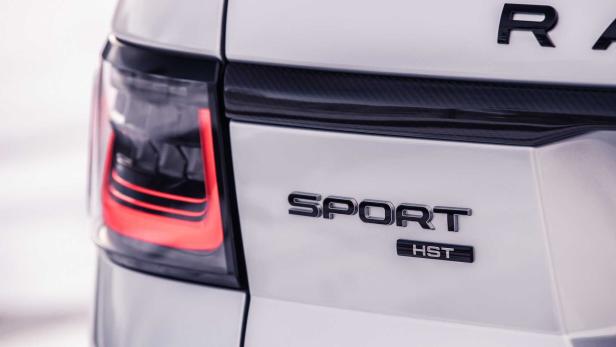 Detailansicht des Hecks eines weißen Range Rover Sport HST mit Rücklicht.