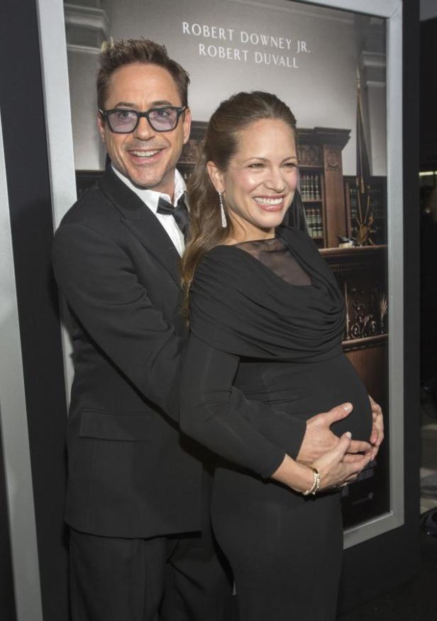 Robert Downey Jr. umarmt seine schwangere Frau Susan Downey auf dem roten Teppich.