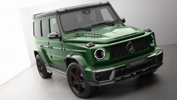 Ein grüner Mercedes-Benz G-Klasse Geländewagen von Topcar steht in einem Studio.