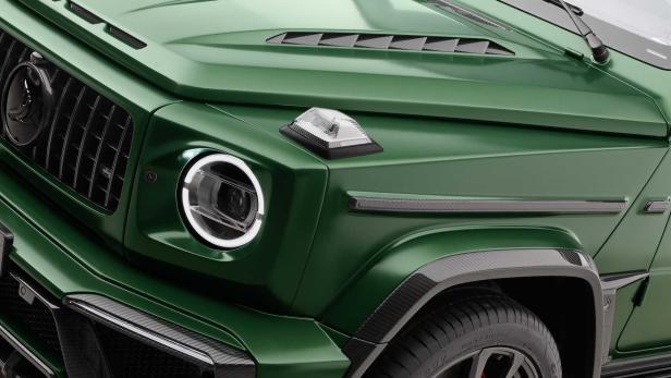 Detailansicht der Frontpartie eines grünen Mercedes-Benz G-Klasse Wagens.