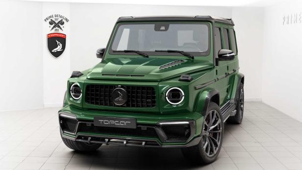 Ein grüner Mercedes-Benz G-Klasse Geländewagen von Topcar steht in einem Studio.