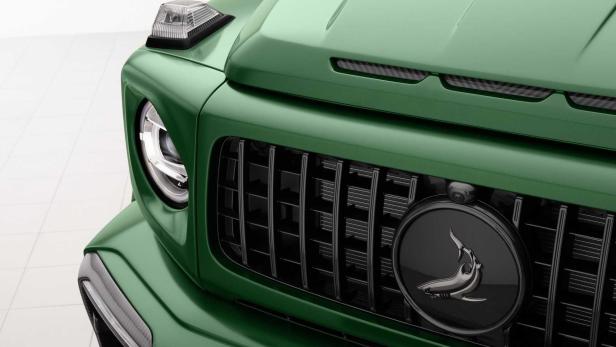 Nahaufnahme der Frontpartie eines grünen Autos mit einem Hai-Logo auf dem Kühlergrill.