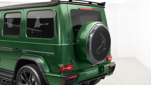 Ein grüner Mercedes-Benz G-Klasse mit Reserverad am Heck.