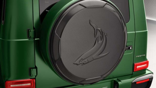 Ein grüner Geländewagen mit einem Reserverad mit einem Jaguar-Logo auf der Rückseite.