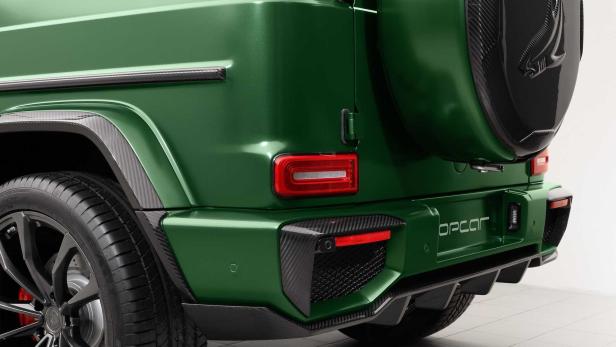 Detailansicht des Hecks eines grünen OPCAR-Fahrzeugs mit Carbon-Akzenten.