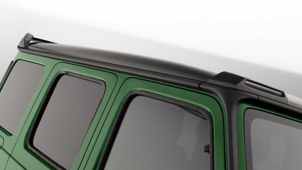 Detailansicht des grünen G-Klasse-Wagens mit schwarzem Dachgepäckträger.
