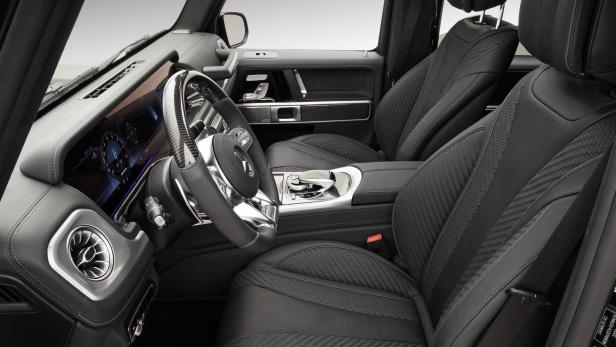 Innenraum eines Mercedes-Benz G-Klasse mit schwarzen Ledersitzen und Carbon-Akzenten.
