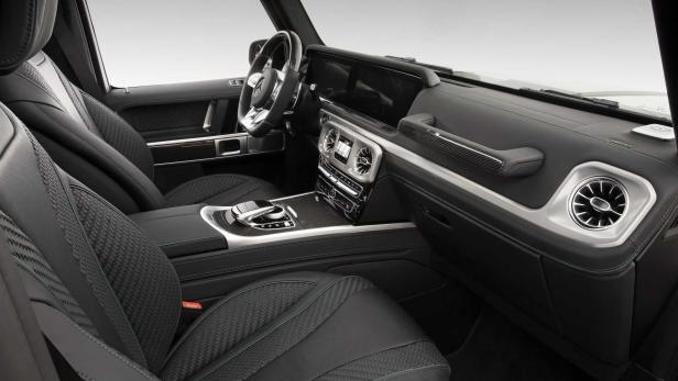 Innenraum eines Mercedes-Benz G-Klasse mit schwarzen Ledersitzen und silbernen Akzenten.