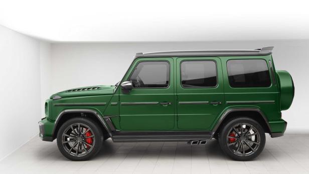 Ein grüner Geländewagen, von der Seite in einem Studio aufgenommen.