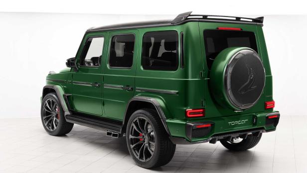 Ein grüner Mercedes-Benz G-Klasse mit Karbonfaser-Akzenten und Reserverad am Heck.