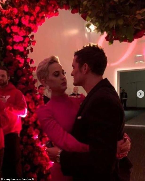 Verlobung am Valentinstag: Katy Perry zeigt kitschigen Ring