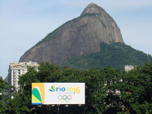 Ein „Rio 2016“-Werbeschild vor dem Zuckerhut in Rio de Janeiro.