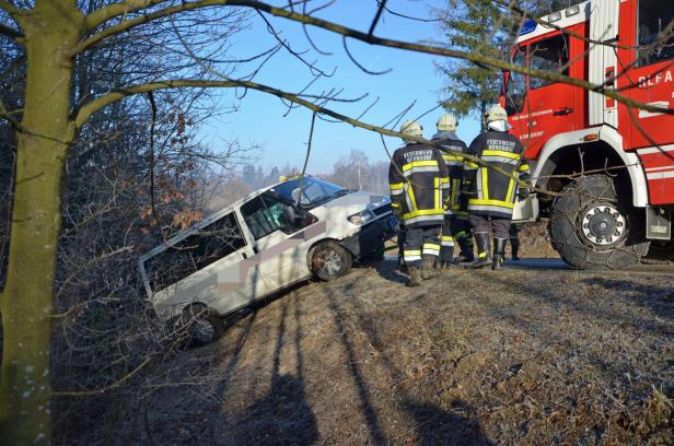 Kindergartenbus stürzte nach Zusammenstoß mit Pkw über Böschung