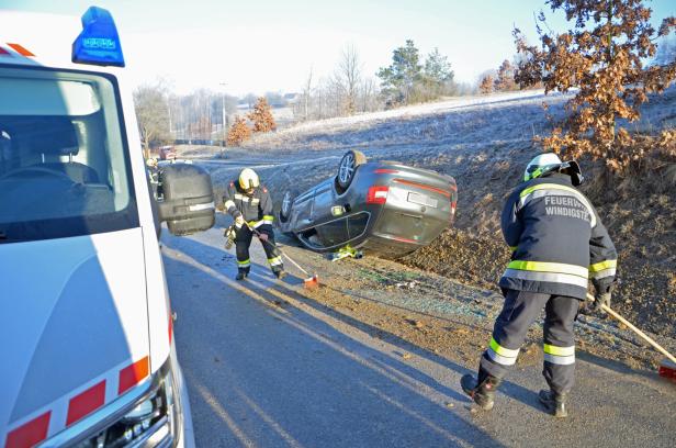 Kindergartenbus stürzte nach Zusammenstoß mit Pkw über Böschung