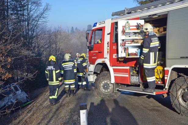 Kindergartenbus stürzte nach Zusammenstoß mit Pkw über Böschung