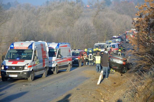 Kindergartenbus stürzte nach Zusammenstoß mit Pkw über Böschung