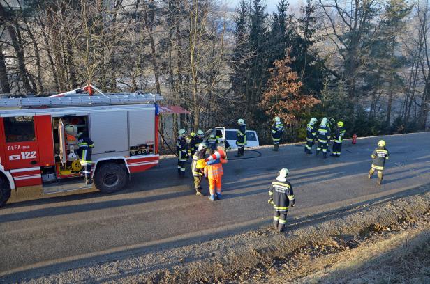 Kindergartenbus stürzte nach Zusammenstoß mit Pkw über Böschung