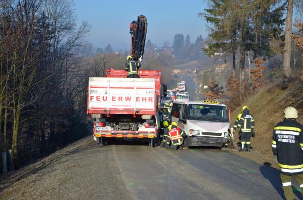 Kindergartenbus stürzte nach Zusammenstoß mit Pkw über Böschung