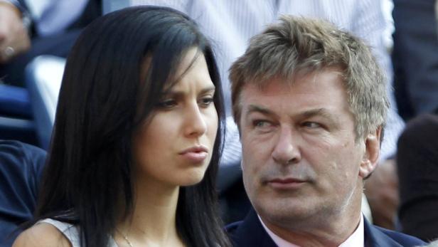 Hilaria und Alec Baldwin schauen aufmerksam in eine unbekannte Richtung.