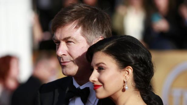 Alec Baldwin und Hilaria Baldwin posieren zusammen auf dem roten Teppich.