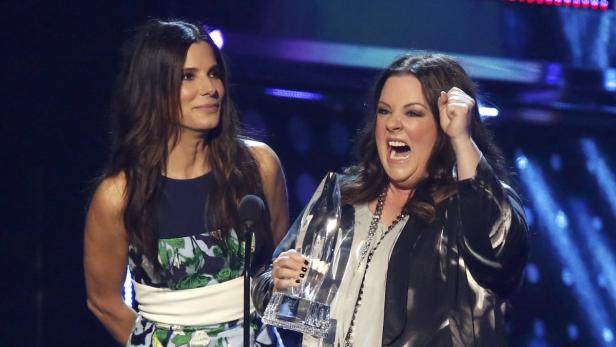 Sandra Bullock und Melissa McCarthy bei einer Preisverleihung.