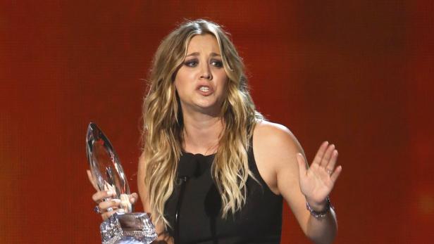 Kaley Cuoco hält eine Auszeichnung in der Hand und spricht.