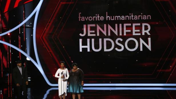 Jennifer Hudson wird als „Favorite Humanitarian“ auf einer Bühne geehrt.